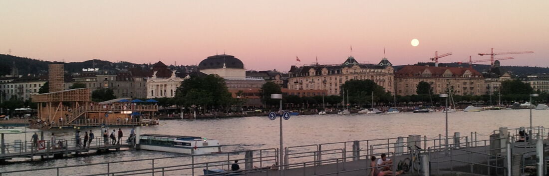 Zürichsee nach Sonnenuntergang mit Opernhaus und Vollmond